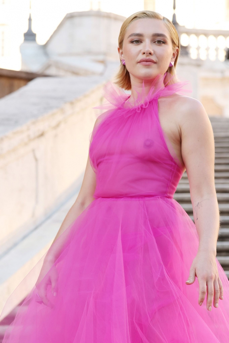 ValentinoHauteCoutureFallWinter_Italy_2022_Oustide_Arrivals.jpg