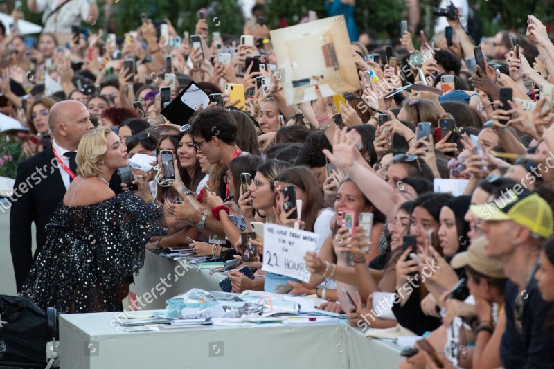 DontWorryDarling_Premiere_Italy_AttendingFans_2022.jpg
