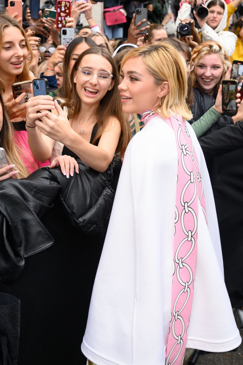 ValentinoWomenswearSpringSumer_2023_PFW_October_AttendingFans_2022_28129.jpg