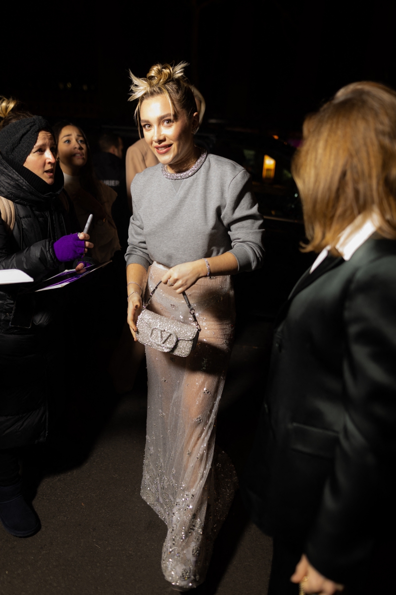 florencepughdaily_valentinoshow_281229.jpg