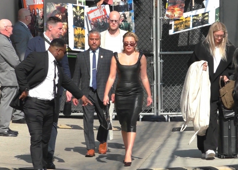 florencepughdaily_jimmykimmeltape_arriving_281029.jpg