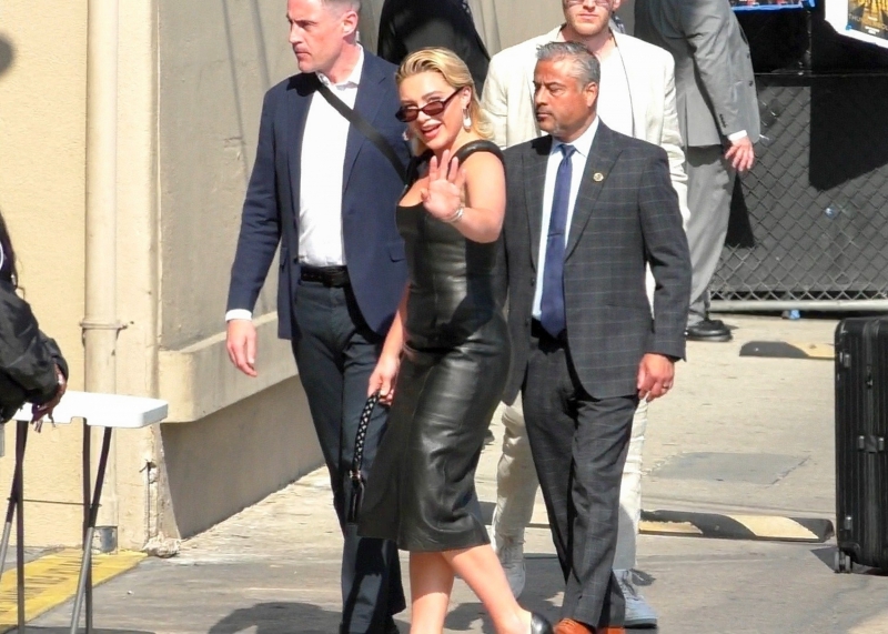 florencepughdaily_jimmykimmeltape_arriving_281229.jpg