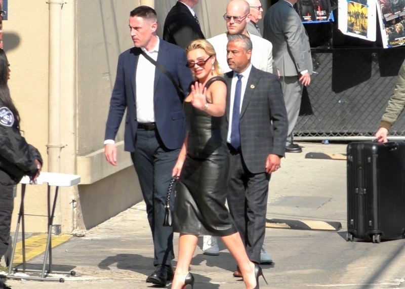 florencepughdaily_jimmykimmeltape_arriving_281329.jpg