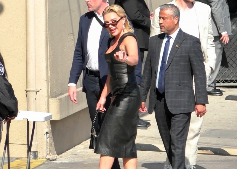 florencepughdaily_jimmykimmeltape_arriving_28229.jpg