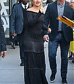 florencepughdaily_livekelly_leaving_284929.jpg