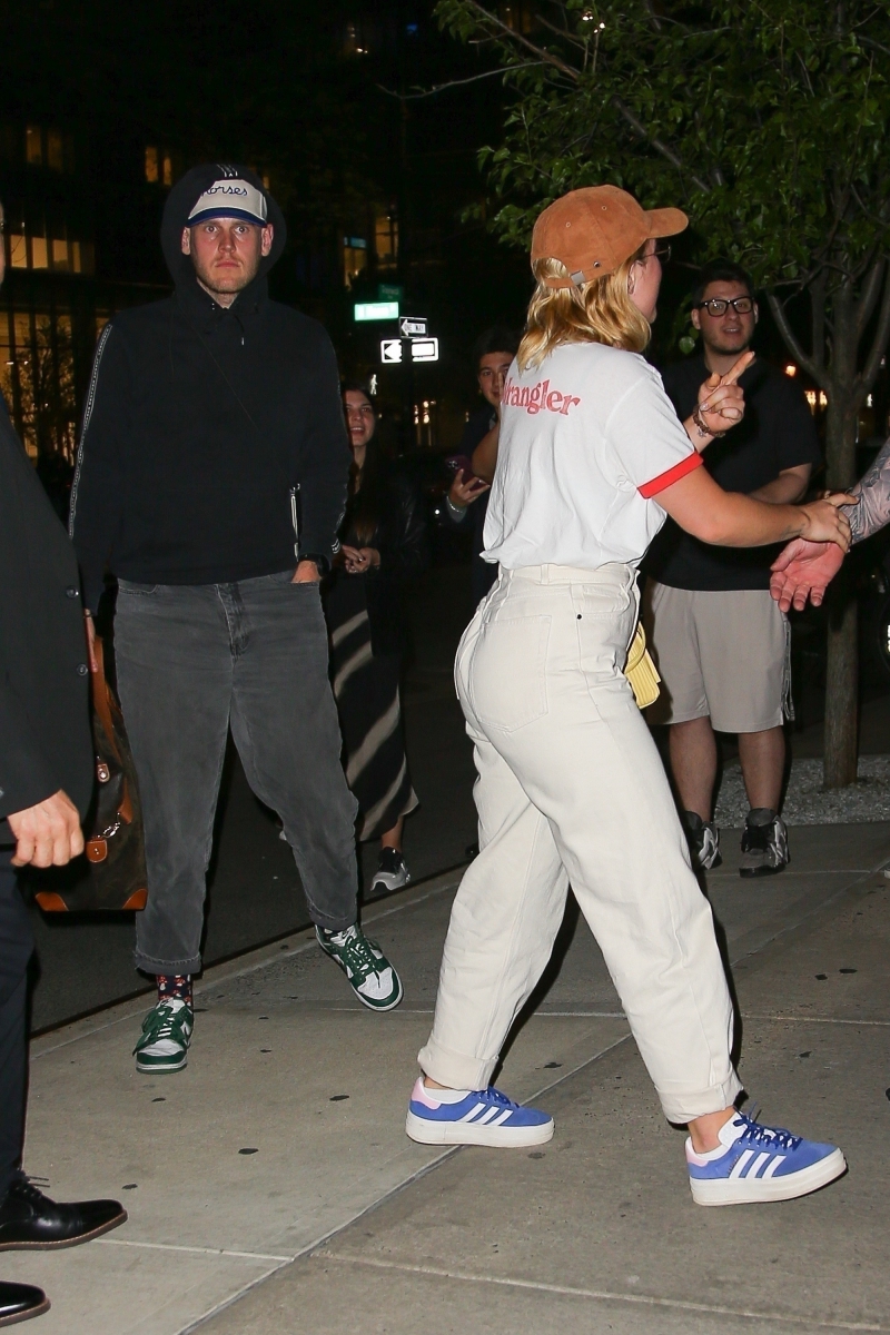 florencepughdaily_headingback_hotel_281129.jpg