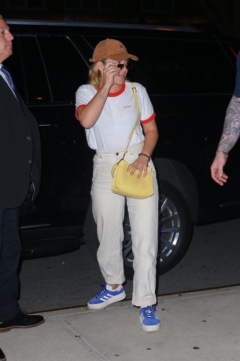 florencepughdaily_headingback_hotel_282929.jpg