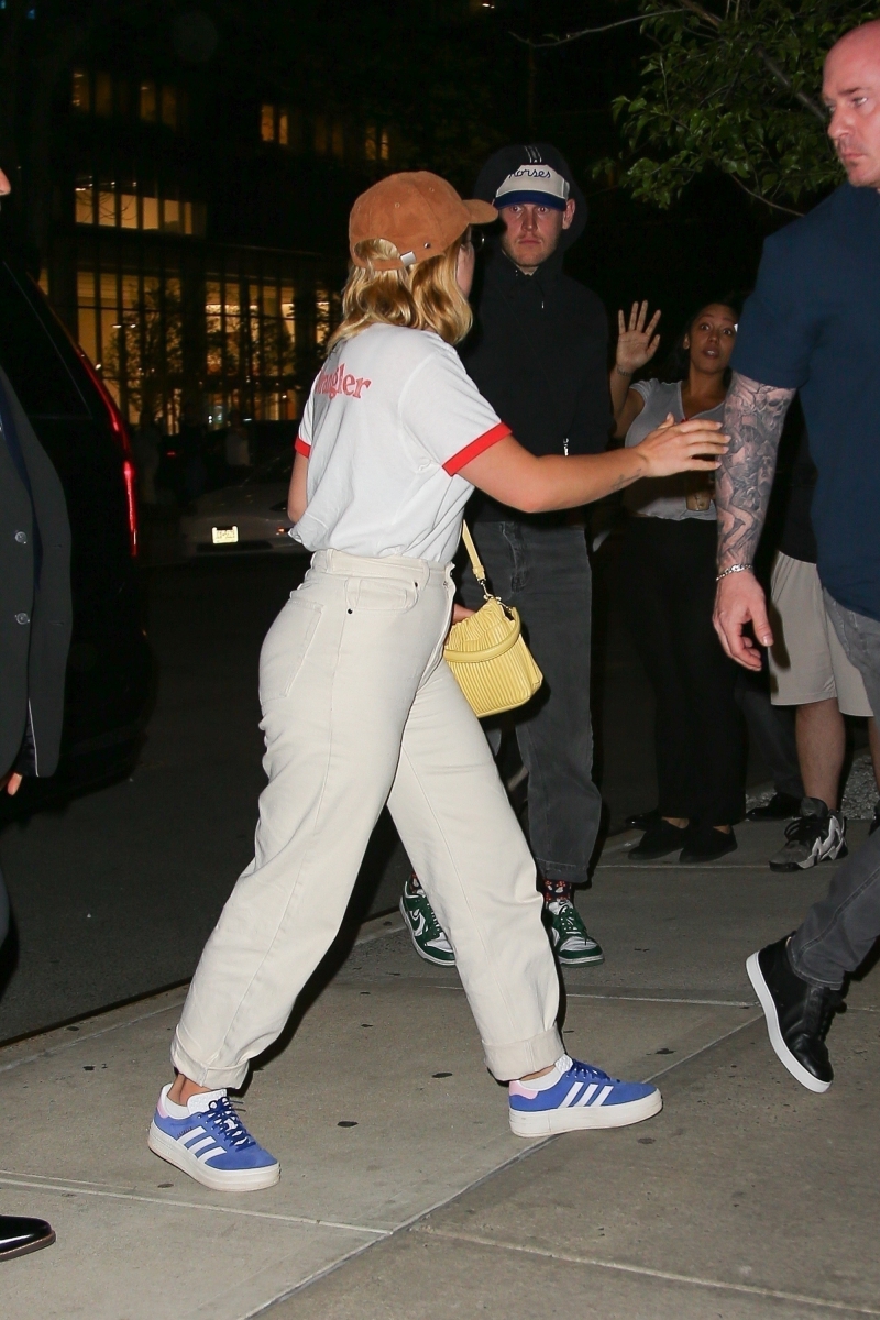 florencepughdaily_headingback_hotel_28929.jpg