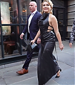 florencepughdaily_leavinghotel_281329.jpg