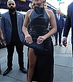 florencepughdaily_leavinghotel_282029.jpg