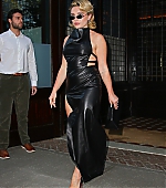 florencepughdaily_leavinghotel_283129.jpg