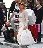 florencepughdaily_outshopping_281029.jpg