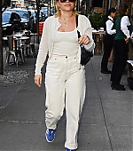 florencepughdaily_outshopping_28229.jpg