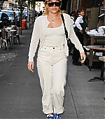 florencepughdaily_outshopping_28329.jpg