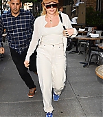 florencepughdaily_outshopping_28529.jpg
