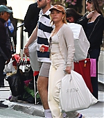 florencepughdaily_outshopping_28929.jpg